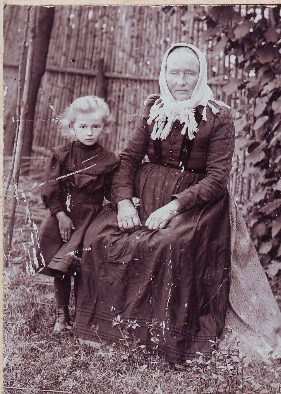 marie koukolíčková a její babička Kateřina Brožová.jpg