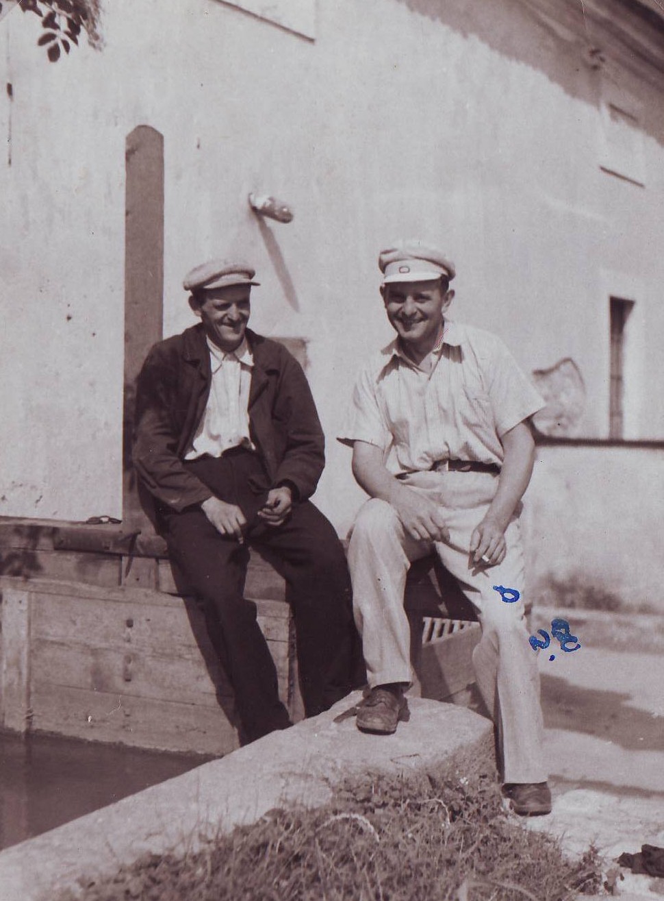 Václav Koukolíček a pan Parma v Čeradicích na stavidle 1940.jpg